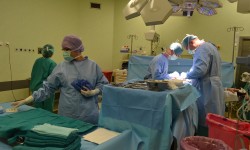 Sala operacyjna w trakcie operacji pacjenta