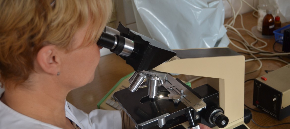Lekarz spoglądający przez mikroskop