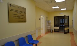 Widok korytarza po remoncie wraz z tablicą informacyjną