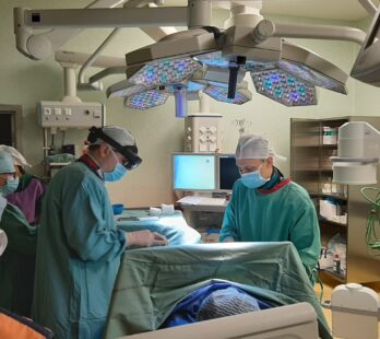 Sala operacyjna podczas operacji z wykorzystaniem systemu CarnaLife Holo
